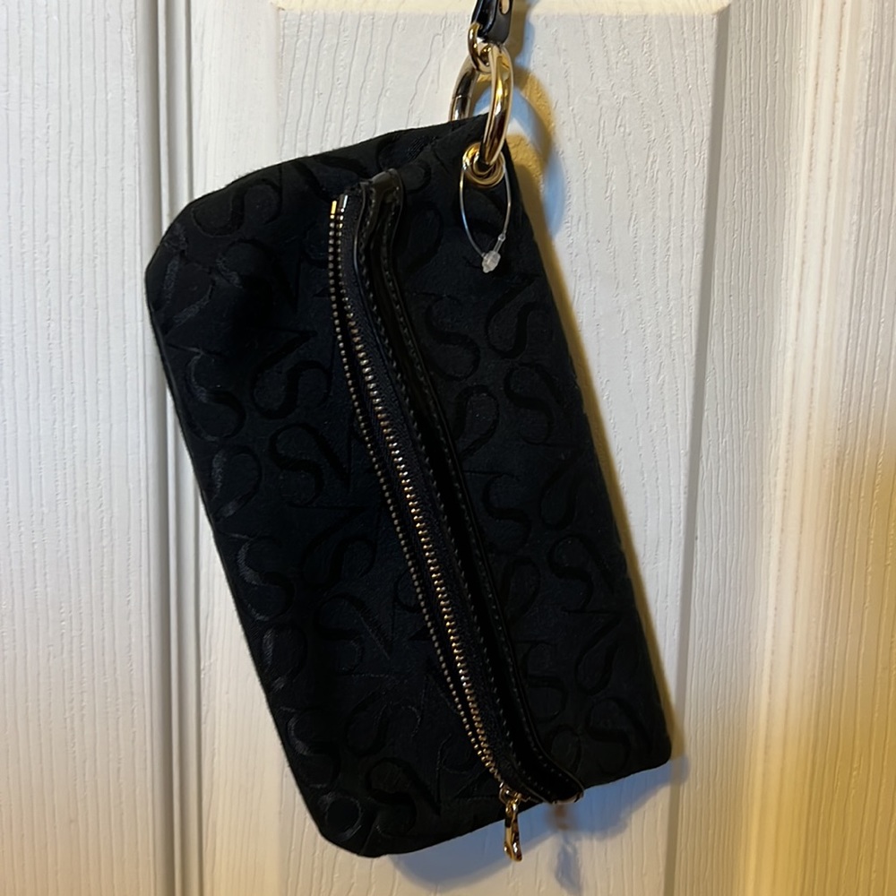 Vera Wang black magnetic wristlet/clutch